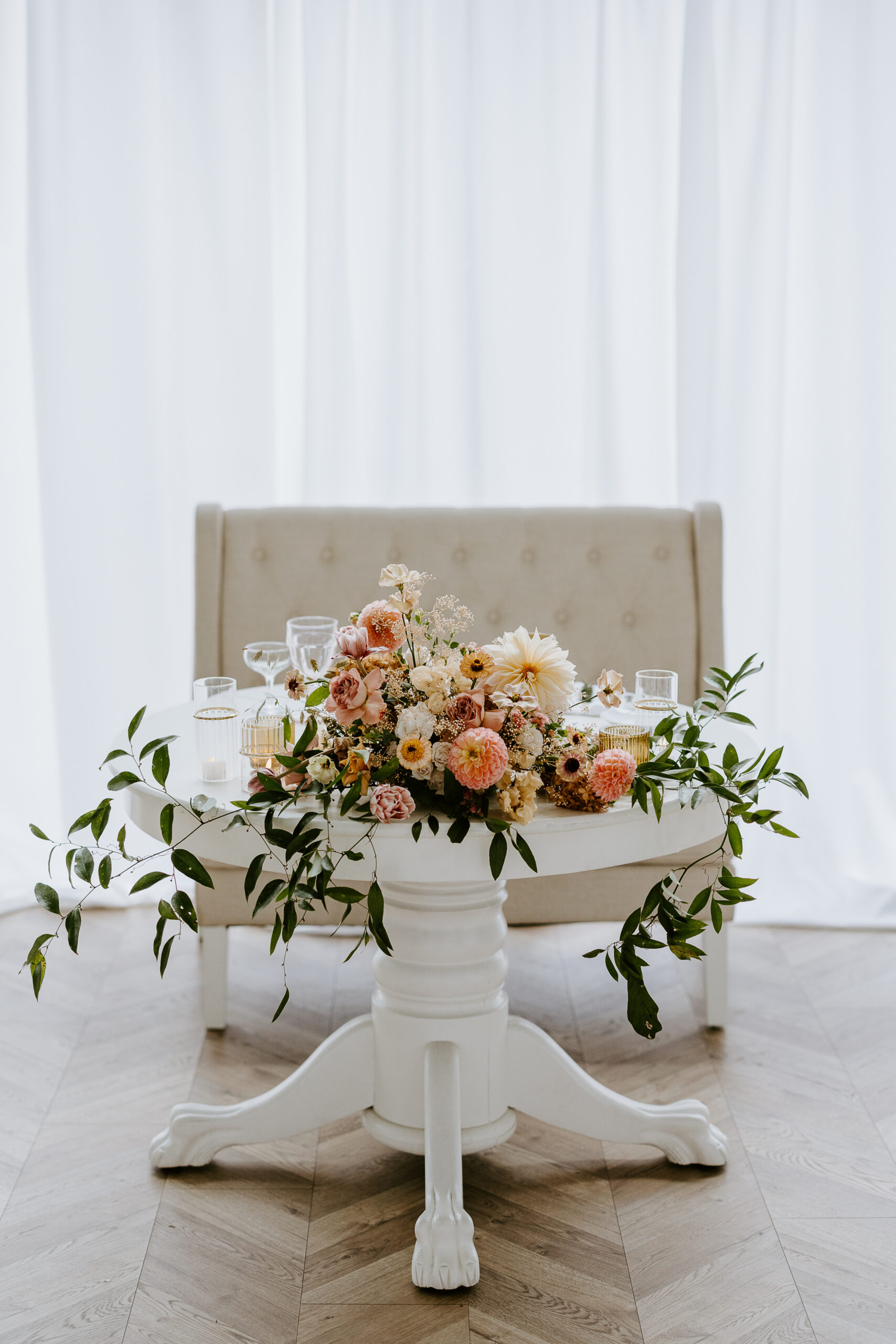 settee rental for wedding
